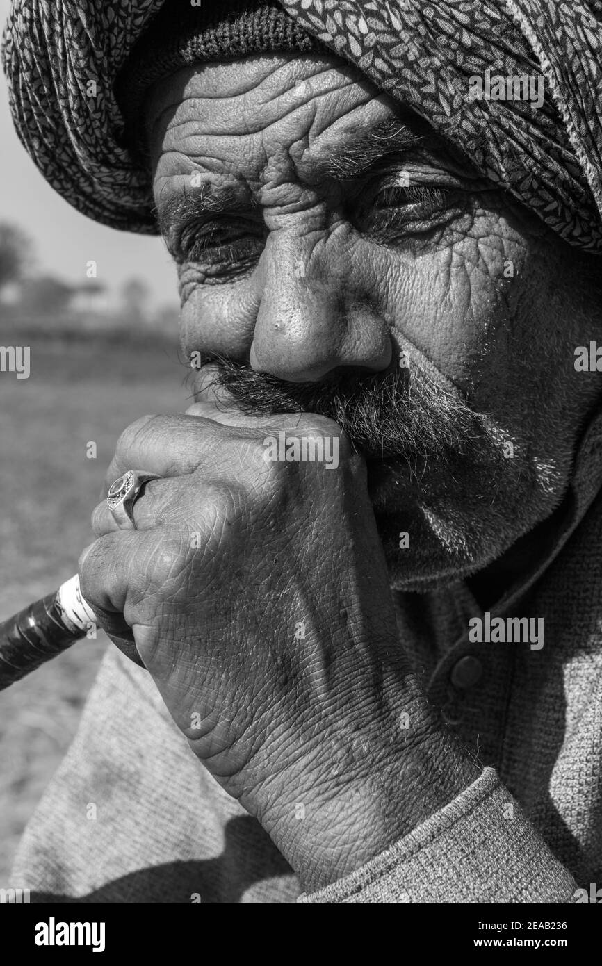Farmer fumo Hookah, vita rurale, Punjab, Pakistan Foto Stock