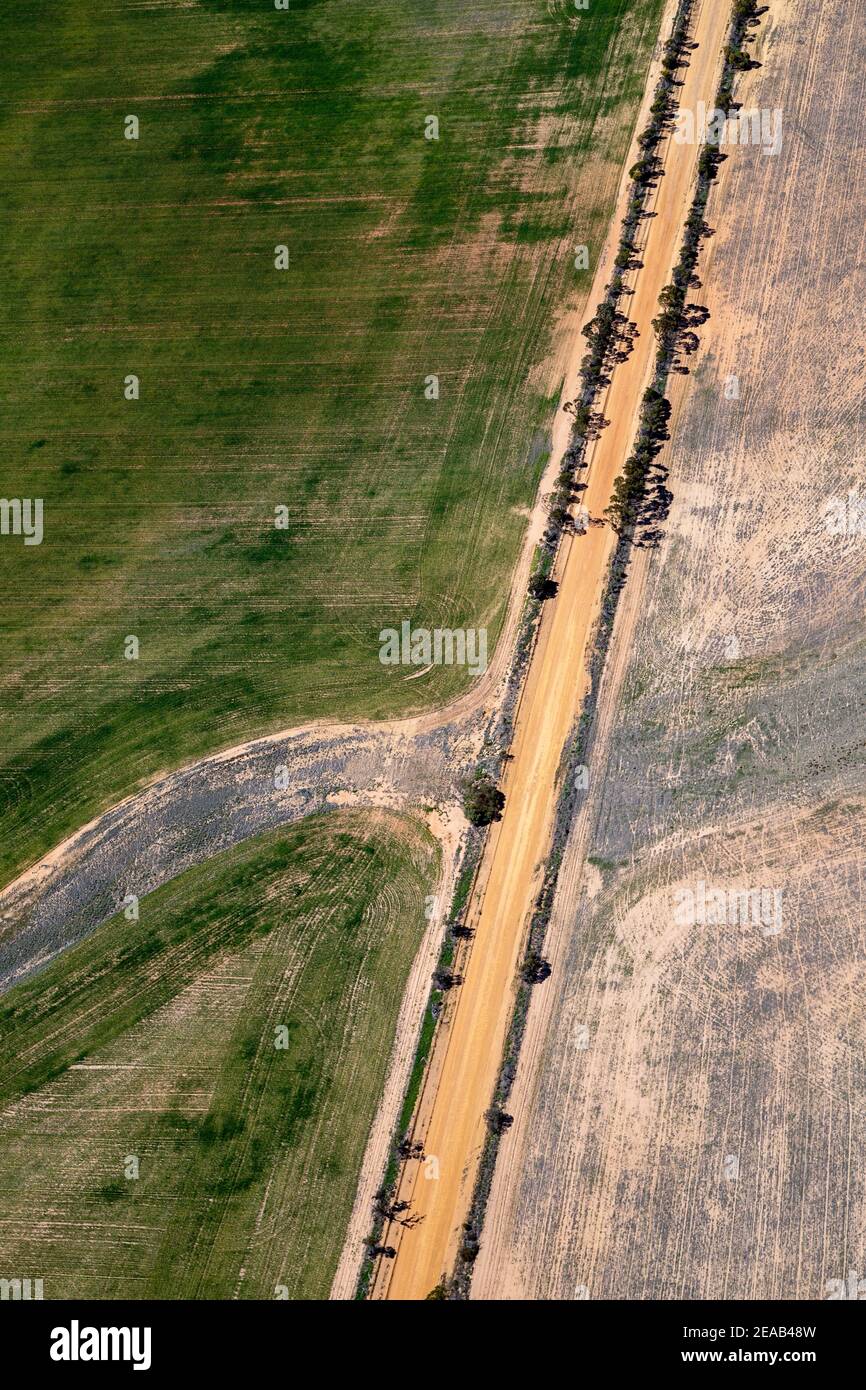 Vista aerea di una strada provinciale nell'entroterra australiano Foto Stock