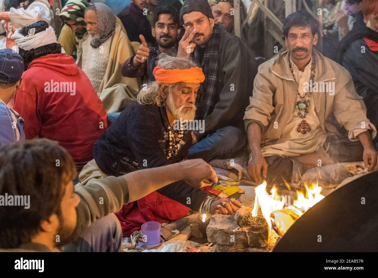 Sufi Santuario di Baba Shah Jamal su una notte di Giovedi, Lahore, Punjab, Pakistan Foto Stock
