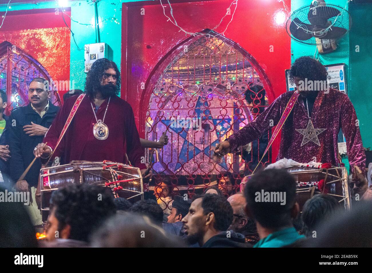 I fratelli Mithu e Gonga Saien suonano al Santuario Sufi di Baba Shah Jamal il giovedì sera, Lahore, Punjab, Pakistan Foto Stock