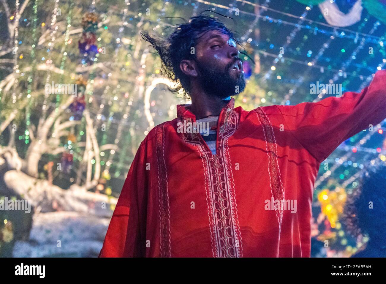 Sufi Man al Santuario di Baba Shah Jamal su UNA notte di Giovedi, Lahore, Punjab, Pakistan Foto Stock