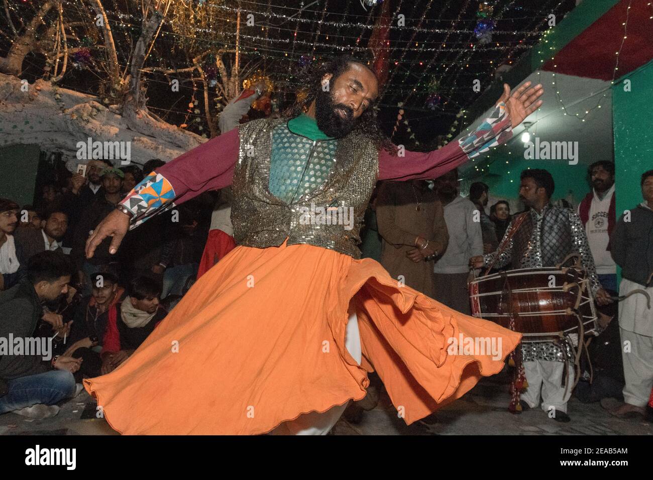 Sufi Man al Santuario di Baba Shah Jamal su UNA notte di Giovedi, Lahore, Punjab, Pakistan Foto Stock