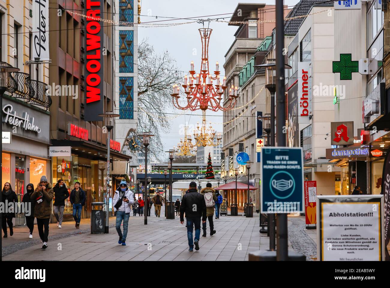 Essen, zona Ruhr, Nord Reno-Westfalia, Germania - Essen centro città in tempi della crisi della corona con la seconda chiusura il giorno prima della vigilia di Natale, i negozi sono chiusi, ma alcuni hanno stazioni di pick-up, solo alcuni passanti-by nella zona pedonale, qui Kettwiger Strasse. Foto Stock