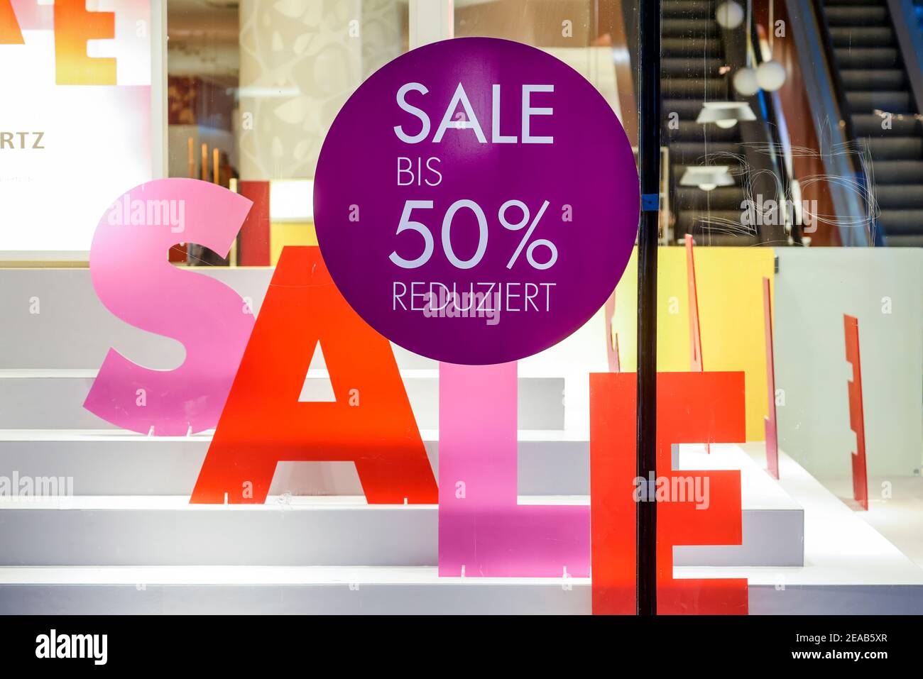 Essen, zona della Ruhr, Renania Settentrionale-Vestfalia, Germania - vetrina di un negozio di calzature a Natale con offerte speciali. Foto Stock