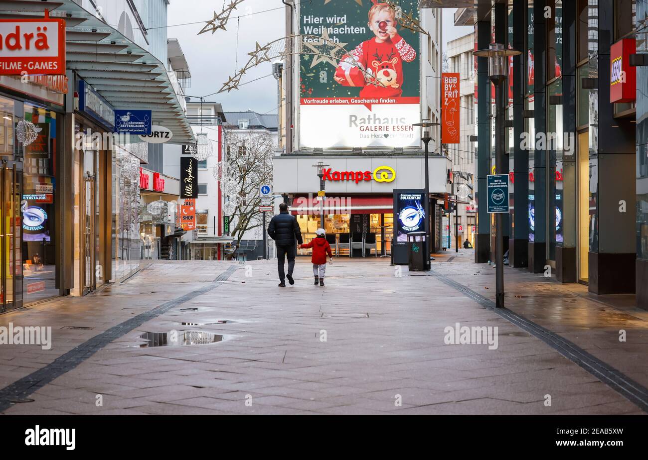 Essen, zona della Ruhr, Renania Settentrionale-Vestfalia, Germania - Essen centro città in tempi della crisi della corona con la seconda chiusura il giorno prima della vigilia di Natale, i negozi sono chiusi, solo pochi passanti nella zona pedonale. Foto Stock