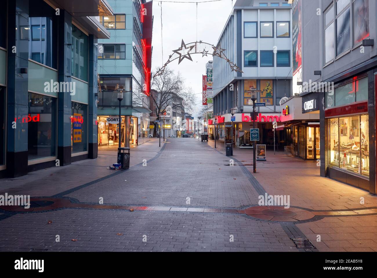 Essen, zona della Ruhr, Renania Settentrionale-Vestfalia, Germania - Essen centro città in tempi della crisi della corona con il secondo blocco il giorno prima della vigilia di Natale, i negozi sono chiusi, non passanti nella zona pedonale. Foto Stock