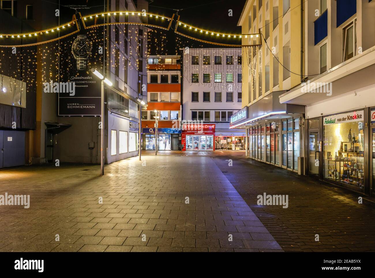 Oberhausen, zona Ruhr, Nord Reno-Westfalia, Germania - coprifuoco a Oberhausen dalle 21:00 alle 5:00, nessun pedone nel centro di Oberhausen durante la pandemia di corona durante il secondo blocco il giorno prima della vigilia di Natale. Foto Stock