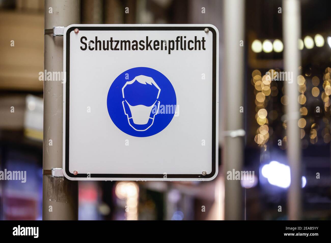 Oberhausen, zona Ruhr, Nord Reno-Westfalia, Germania - maschere protettive sono richieste nel centro di Oberhausen durante la pandemia della corona durante il secondo blocco il giorno prima della vigilia di Natale nella zona pedonale. Foto Stock