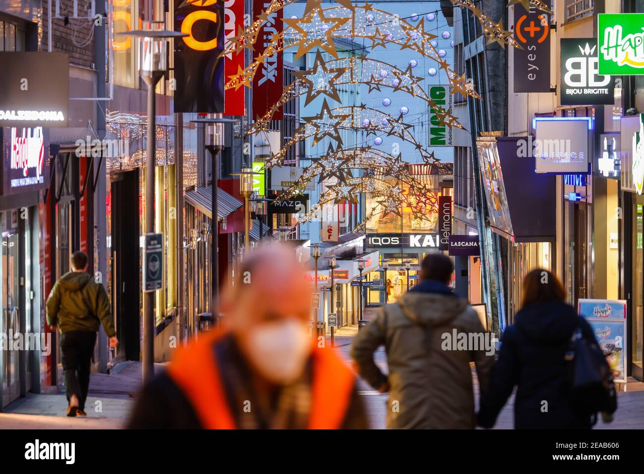 Essen, zona della Ruhr, Renania Settentrionale-Vestfalia, Germania - Essen centro città in tempi di crisi della corona con la seconda chiusura il giorno prima della vigilia di Natale, i negozi sono chiusi, solo pochi passanti sulla Limbecker Strasse decorato in modo festivo, dietro il centro commerciale Limbecker Platz, Nella zona pedonale di Essen si consiglia solo di indossare una maschera. Foto Stock