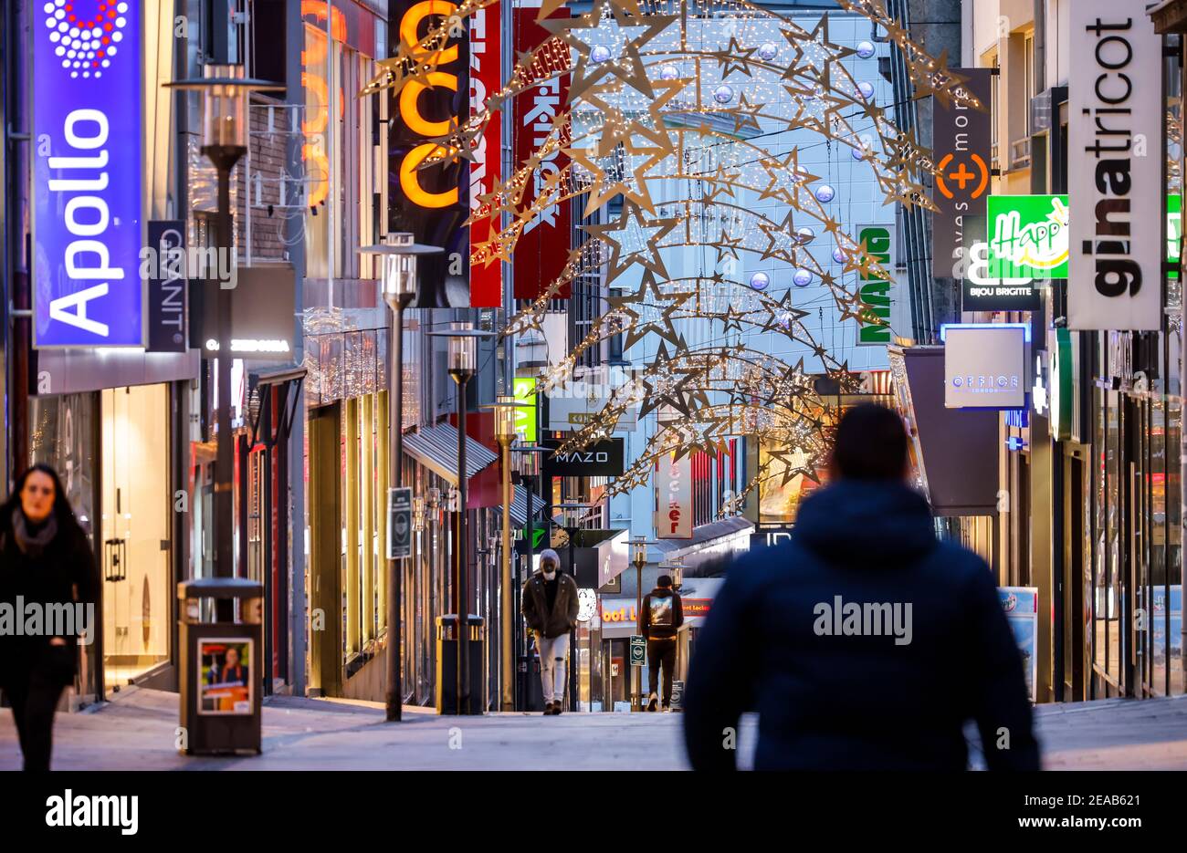 Essen, zona della Ruhr, Renania Settentrionale-Vestfalia, Germania - Essen centro città in tempi di crisi della corona con la seconda chiusura il giorno prima della vigilia di Natale, i negozi sono chiusi, solo pochi passanti sulla Limbecker Strasse decorato in modo festivo, dietro il centro commerciale Limbecker Platz, Nella zona pedonale di Essen si consiglia solo di indossare una maschera. Foto Stock