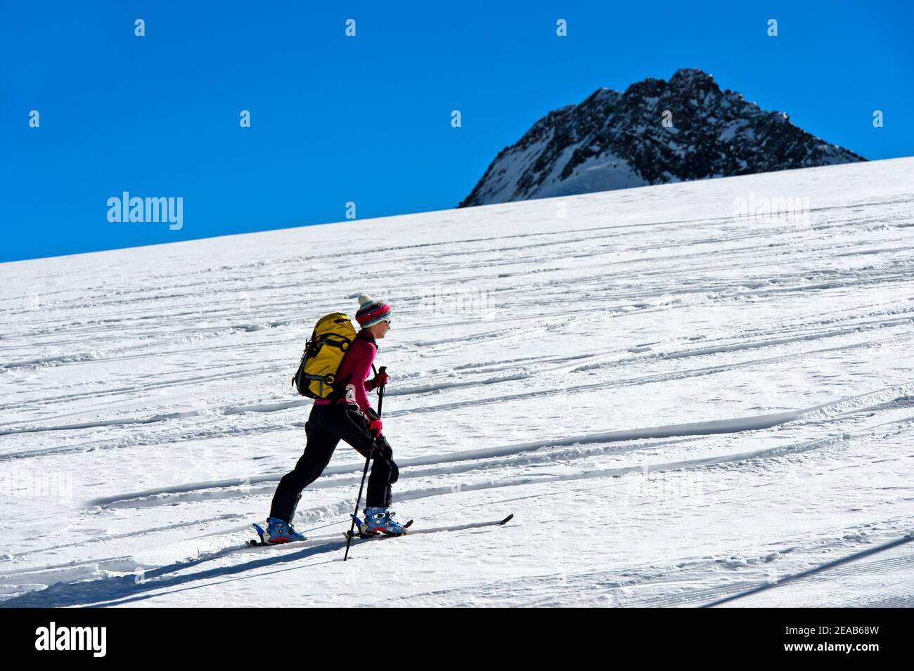 Sciatori turistici sul Ghiacciaio Fee, Saas-Fee, Vallese, Svizzera Foto Stock