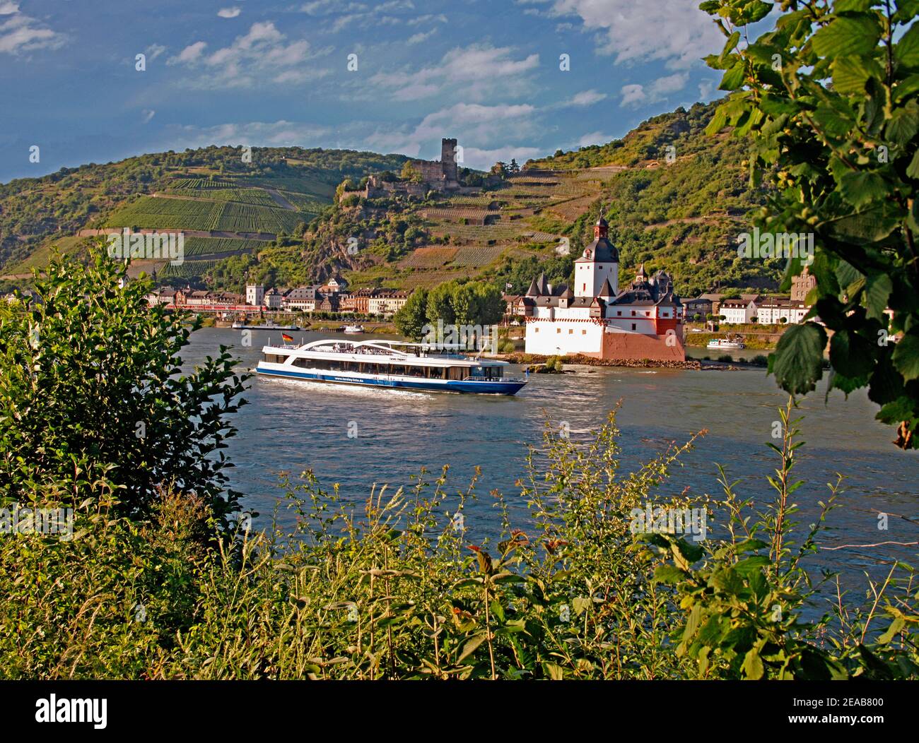 Kaub, Castello di Pfalzgrafenstein, 14 ° secolo. Reno, Castello di Gutenfels, 13 ° secolo, la nuova escursione barca> Loreley Elegance <, Renania-Palatinato, Germania Foto Stock