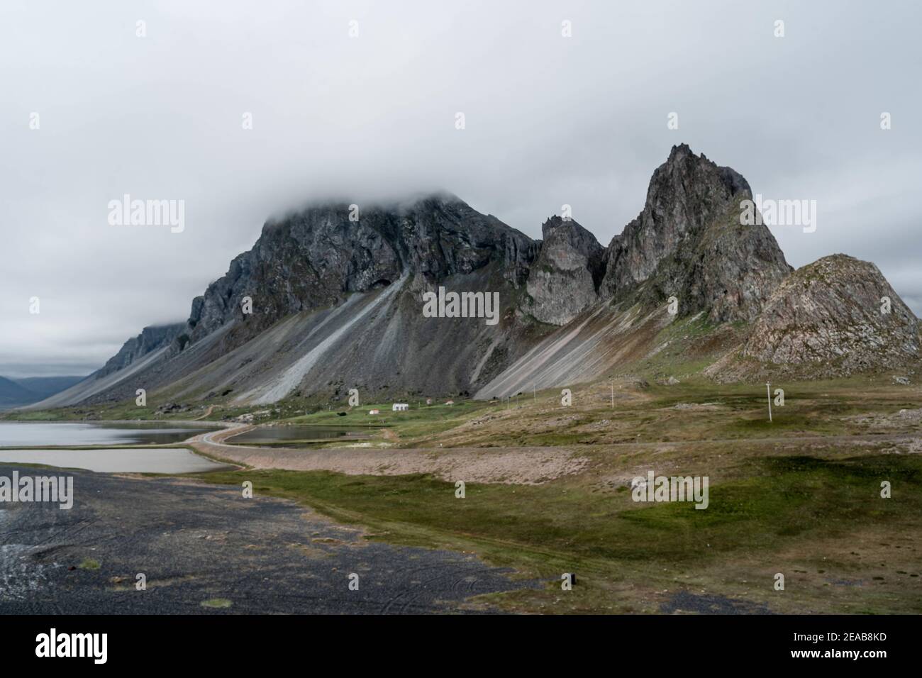 Islanda, Austurland, Klifatindur, pietre, Spiaggia, montagna, nebbia Foto Stock