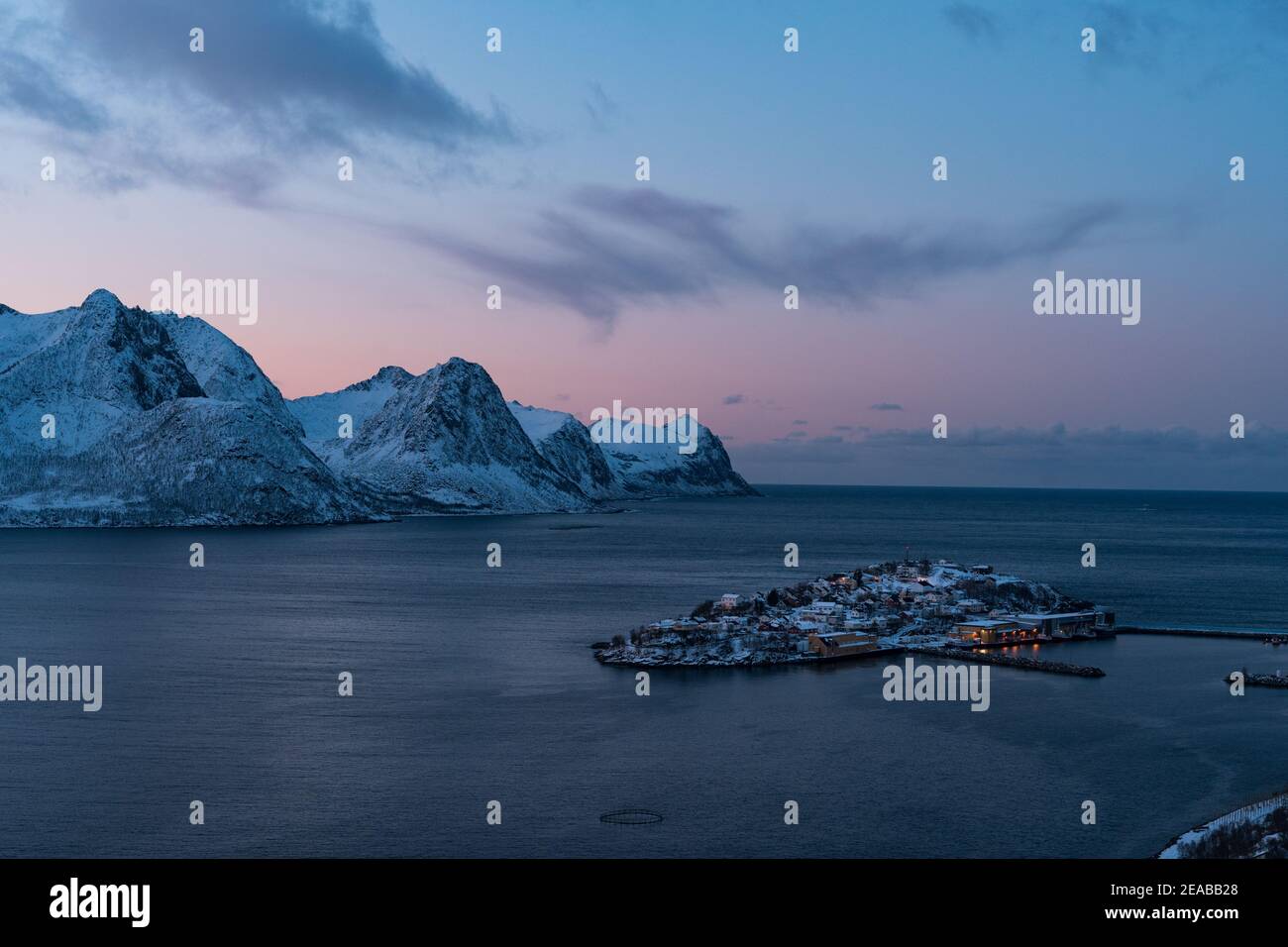 Norvegia, Nord-Norge, Senja, Husøy, Inverno, Tramonto, montagna, picchi, sera, Isola, fiordo, Mare Foto Stock