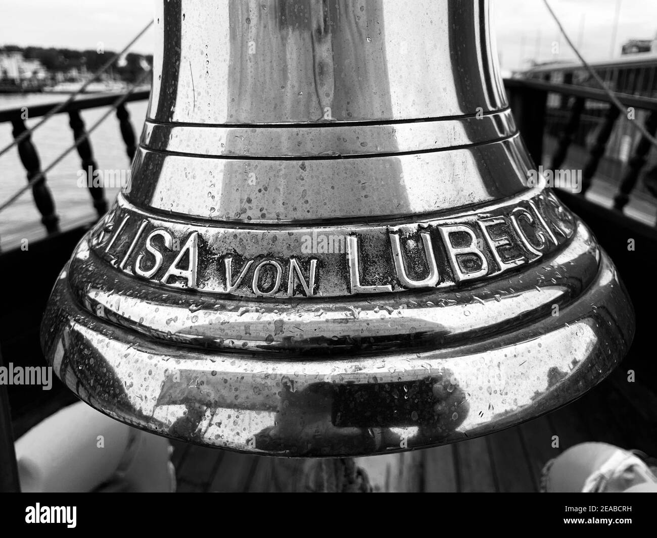 un turista si riflette nella campana della storica Nave mercantile Lisa von Lübeck mentre si scattano foto Foto Stock