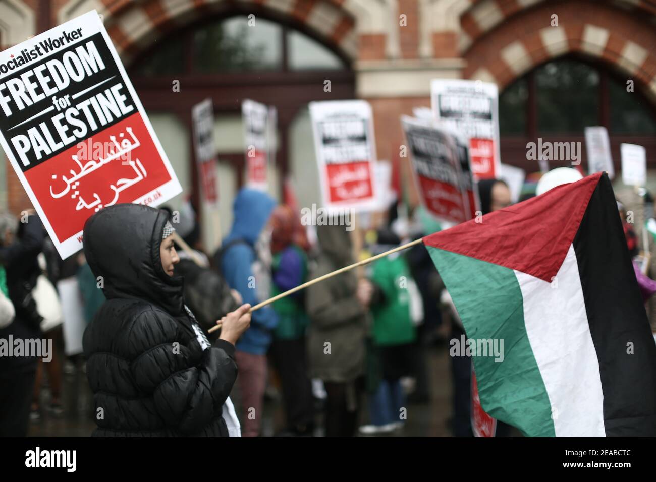 I manifestanti marciano al congresso UEFA di Londra per protestare Contro i Campionati europei U-21 in Israele Foto Stock