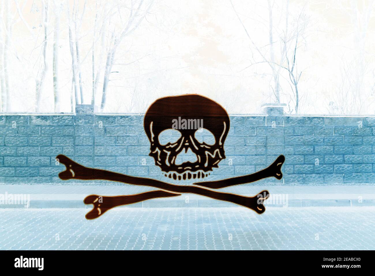 Pittura chiara, simbolo pirata, cranio con ossa incrociate, notte sulla strada in una città, colore-cambiato Foto Stock