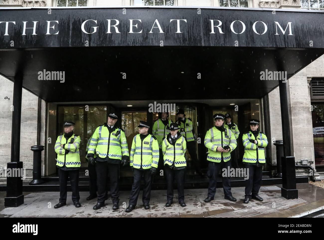 La polizia protegge il Grosvenor House Hotel come manifestanti marzo a. Il congresso UEFA a Londra per protestare contro l'U-21 Campionati europei di Isra Foto Stock
