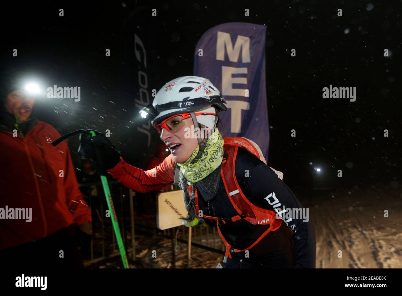 Szczyrk, Skrzyczne, Polonia - 6 febbraio 2021: Coppa polacca in alta montagna Sci Kuby Soinskiego - gara verticale notturna. I concorrenti esauriti presso il Foto Stock