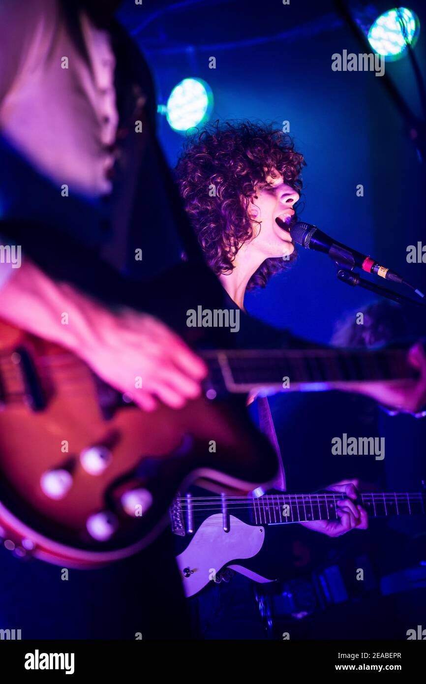 James Bagshaw del gruppo neo-psichico Temples vive sul palco Delle armi di Boston a Londra Foto Stock