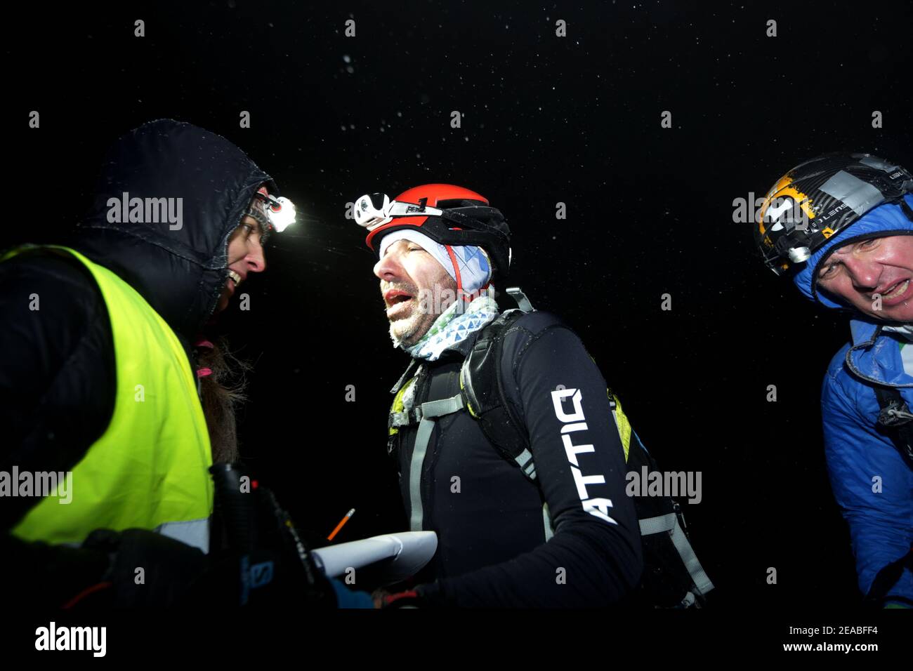 Szczyrk, Skrzyczne, Polonia - 6 febbraio 2021: Coppa polacca in alta montagna Sci Kuby Soinskiego - gara verticale notturna. I concorrenti esauriti presso il Foto Stock