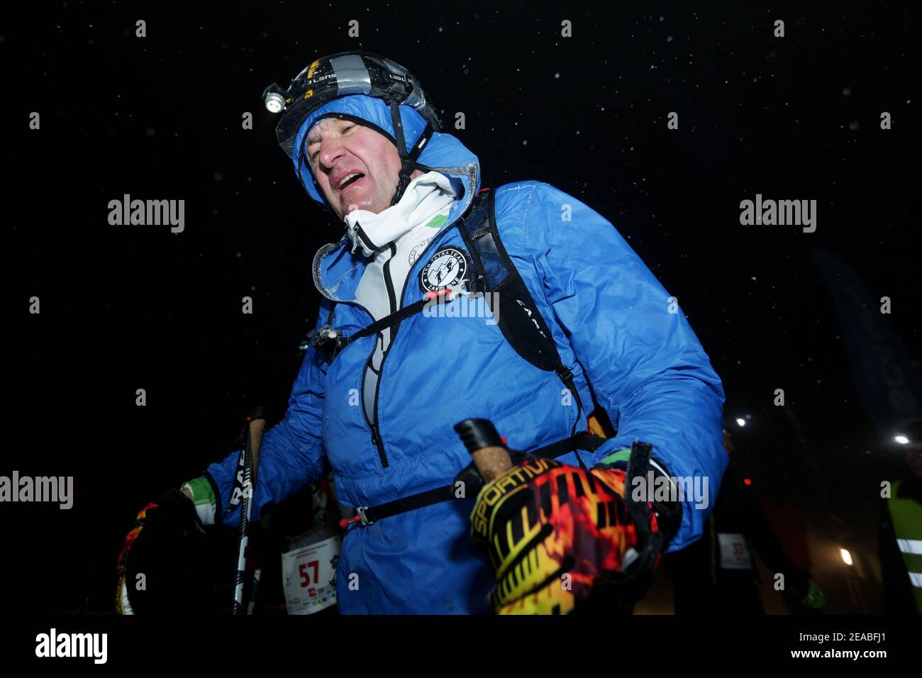Szczyrk, Skrzyczne, Polonia - 6 febbraio 2021: Coppa polacca in alta montagna Sci Kuby Soinskiego - gara verticale notturna. I concorrenti esauriti presso il Foto Stock