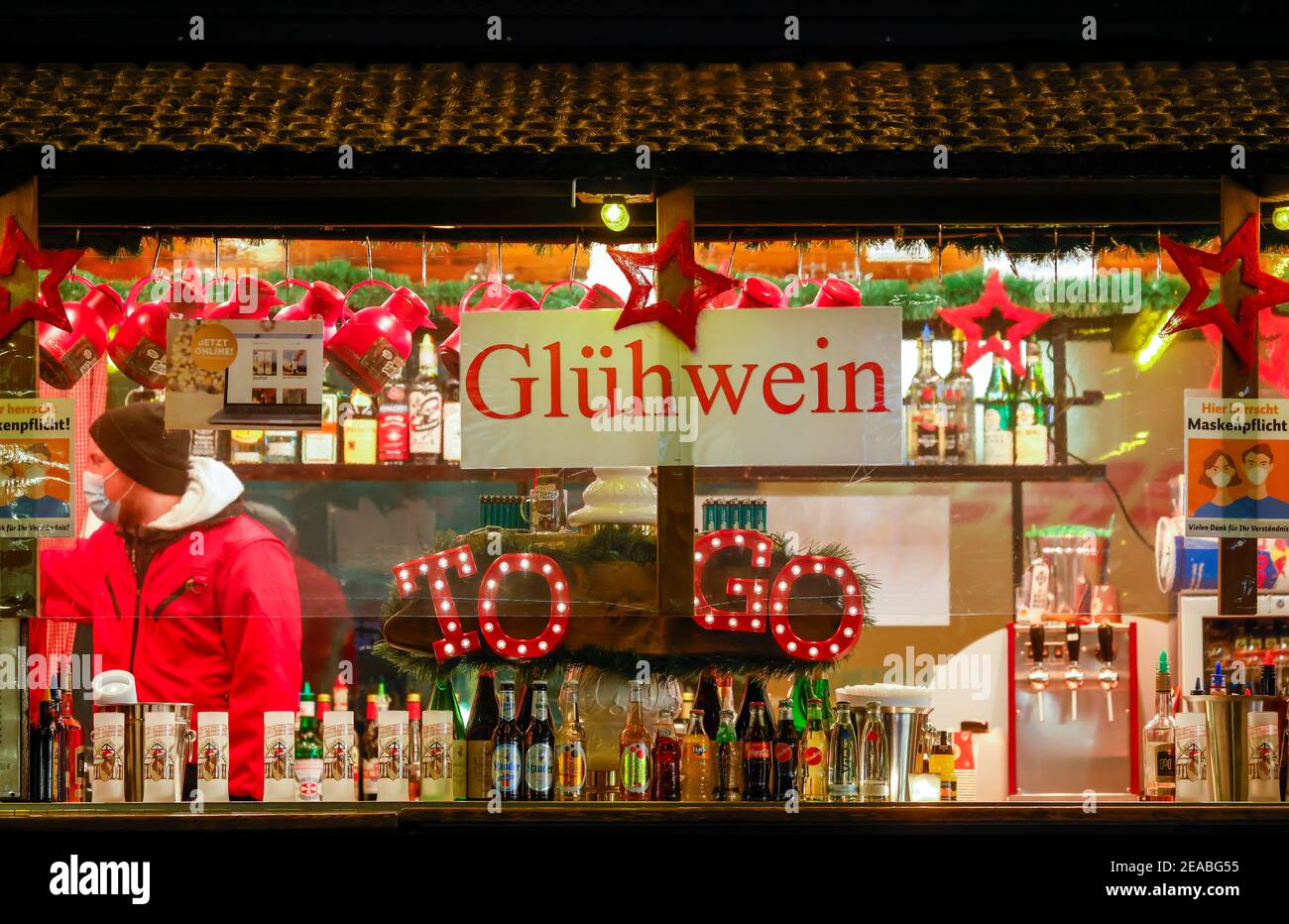 Essen, zona della Ruhr, Renania Settentrionale-Vestfalia, Germania - stand di VIN brulé nel centro di Essen in tempi della crisi della corona al tempo di Natale alla vigilia del secondo blocco, i negozi e le poche bancarelle del mercatino di Natale sono ancora aperti Foto Stock