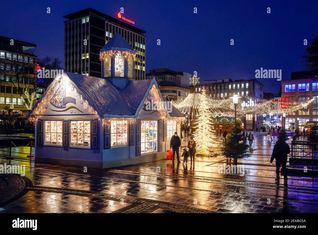 Essen, zona della Ruhr, Renania Settentrionale-Vestfalia, Germania - Essen centro città in tempi della crisi della corona al tempo di Natale alla vigilia del secondo blocco, i negozi e le poche bancarelle del mercatino di Natale sono ancora aperti, i passanti stanno passeggiando attraverso la vuota Kennedyplatz. Foto Stock