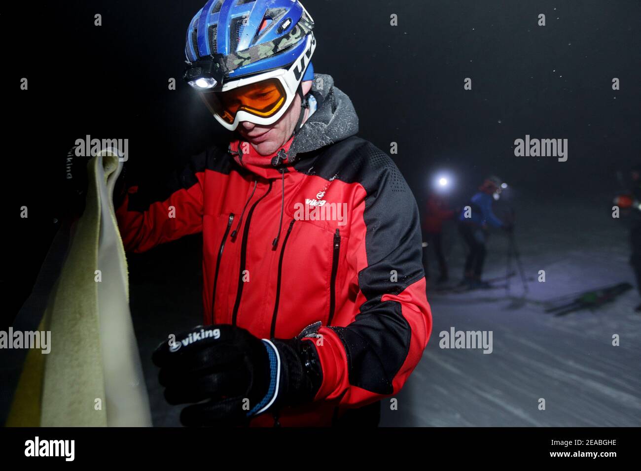Szczyrk, Skrzyczne, Polonia - 6 febbraio 2021: Coppa polacca in alta montagna Sci Kuby Soinskiego - gara verticale notturna. I concorrenti esauriti presso il Foto Stock