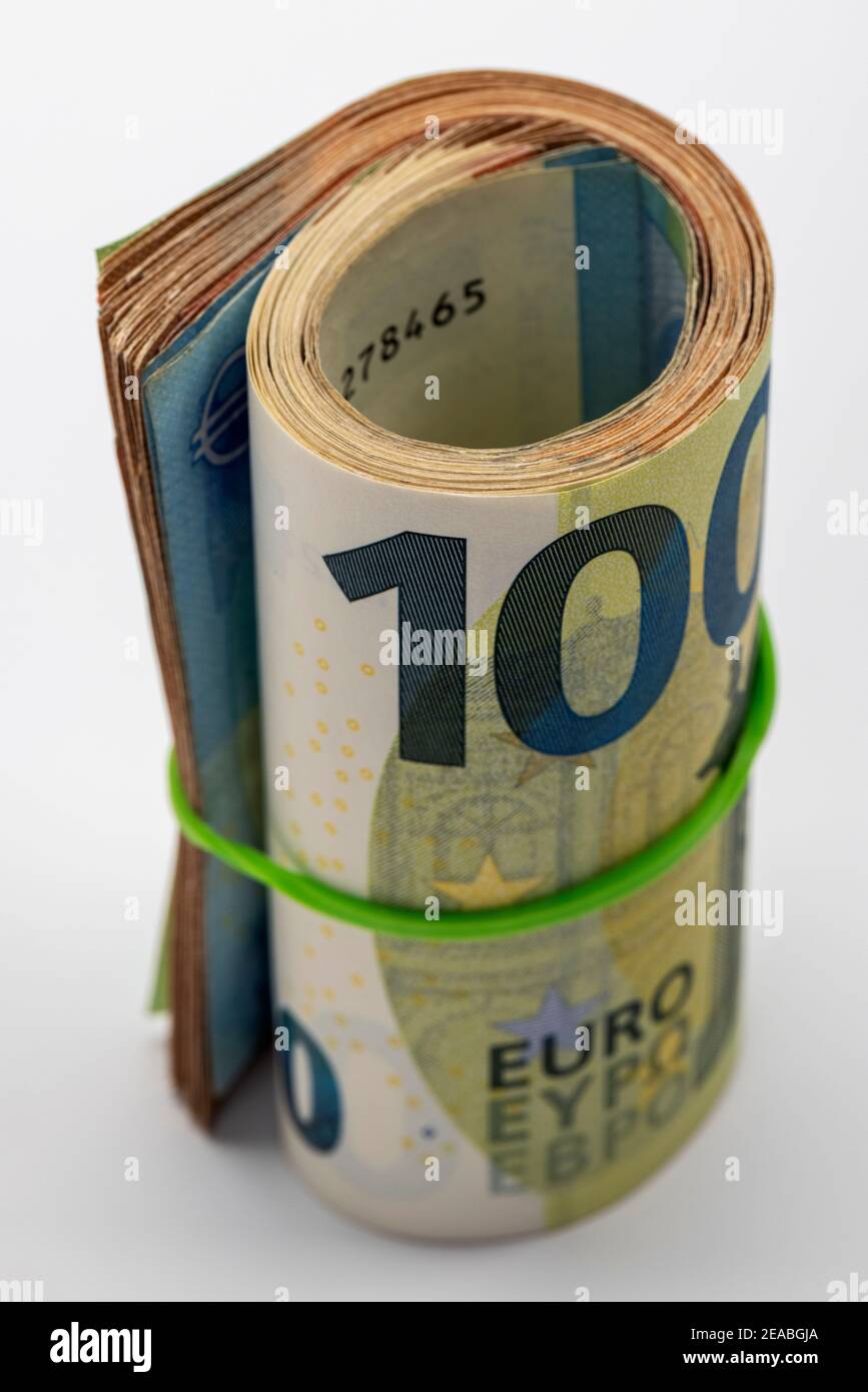 Varie banconote arrotolate, tenute insieme a fasce di gomma, Foto Stock