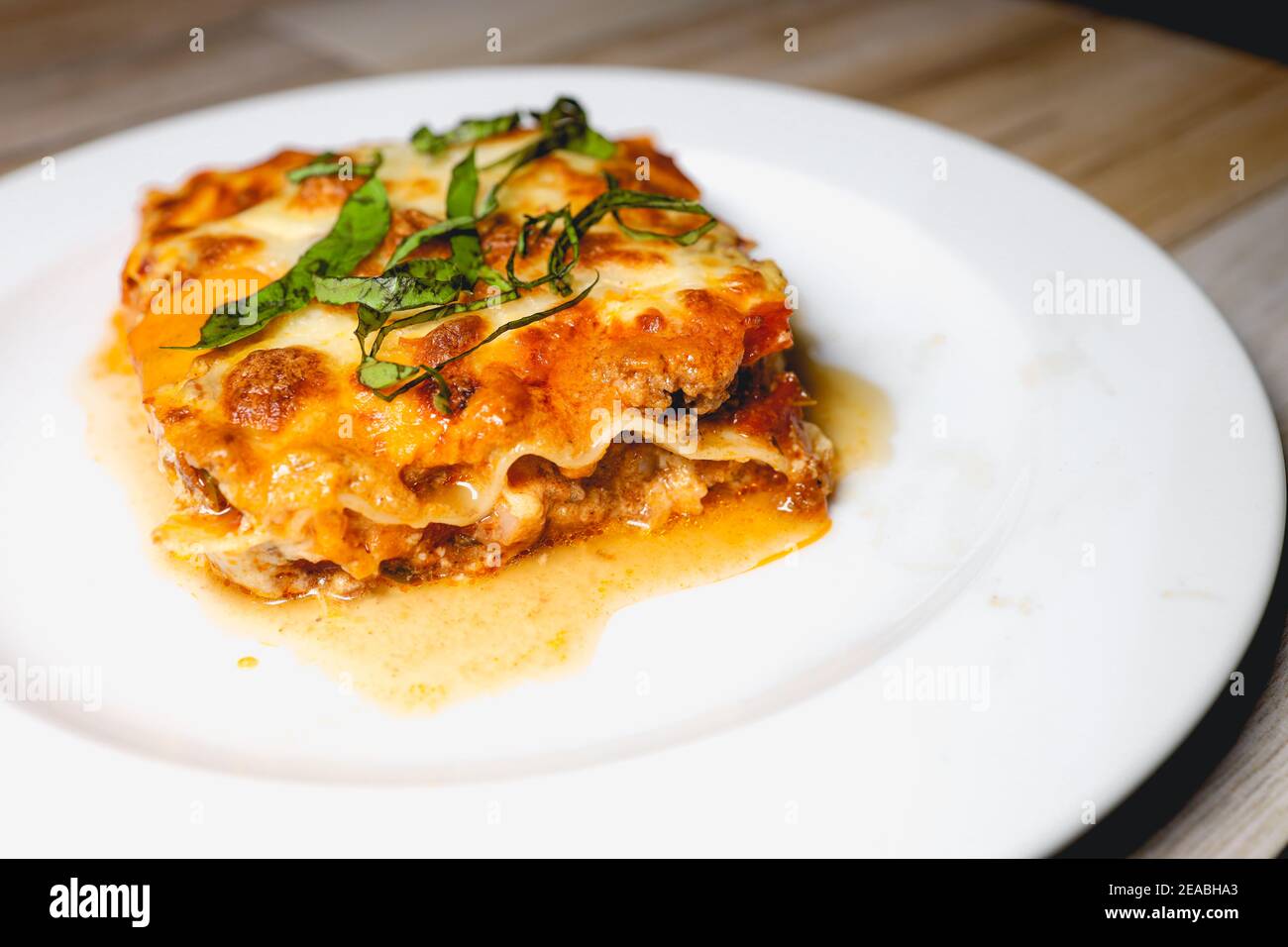 Lasagna di manzo su piatto bianco Foto Stock