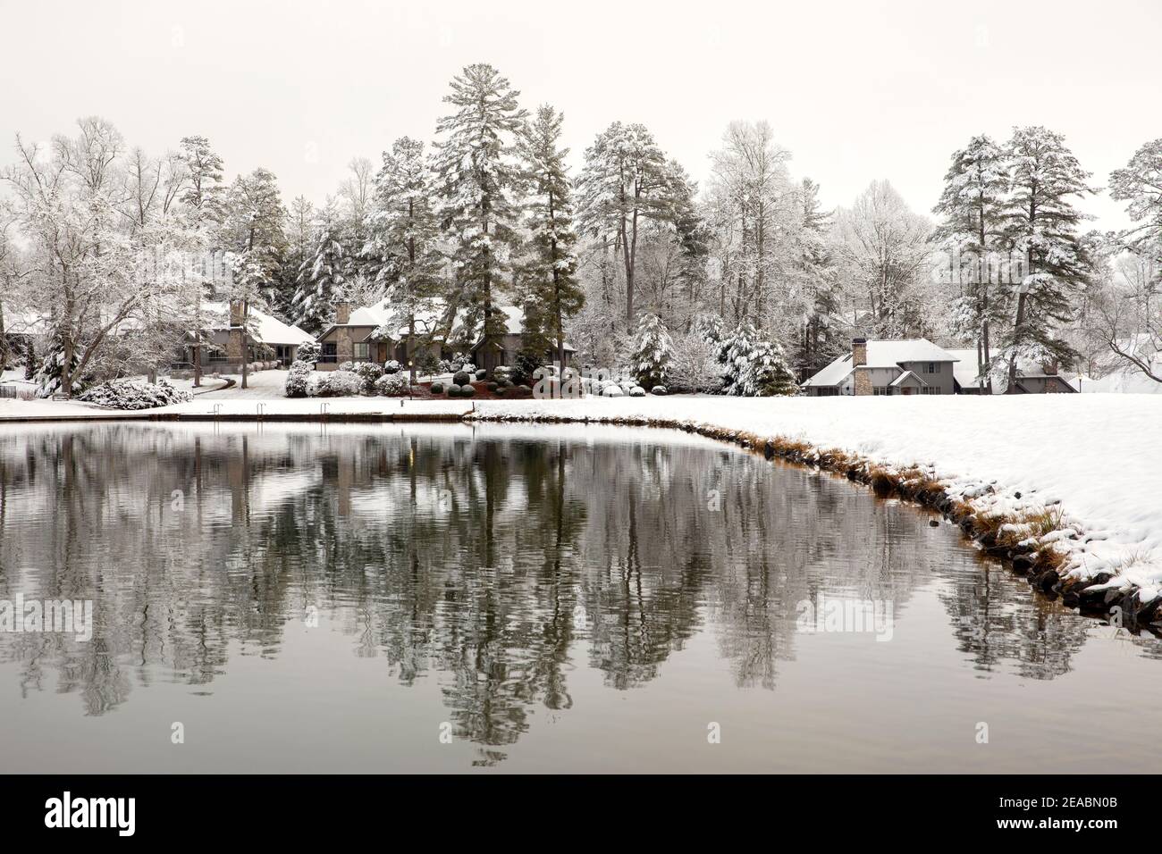 Riflessioni innevate sul lago Straus - Straus Park, Brevard, Carolina del Nord, Stati Uniti Foto Stock