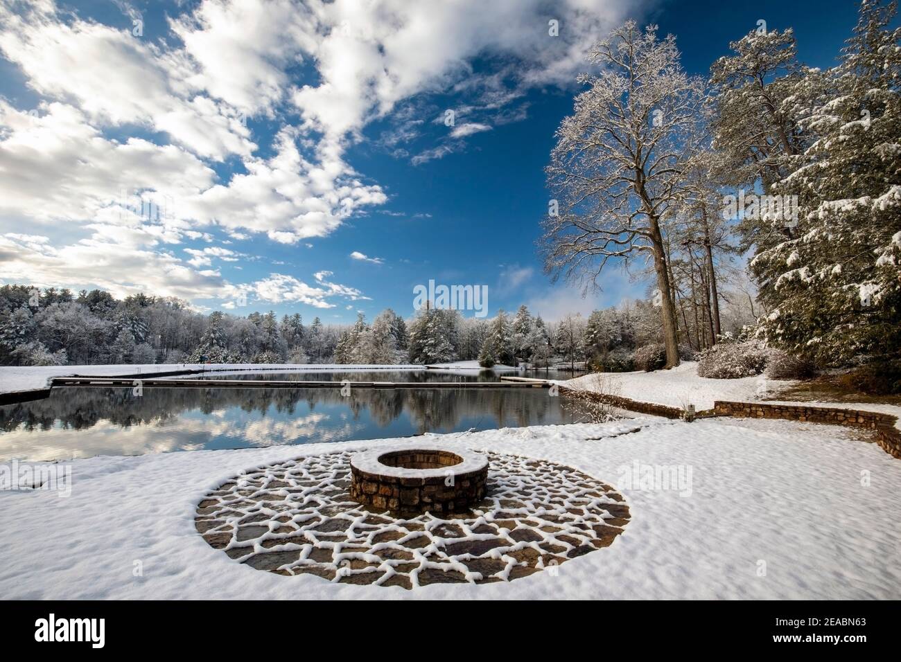 Paesaggio invernale a Straus Lake, Straus Park - Brevard, Carolina del Nord, Stati Uniti Foto Stock
