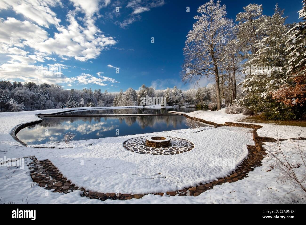 Paesaggio invernale a Straus Lake, Straus Park - Brevard, Carolina del Nord, Stati Uniti Foto Stock