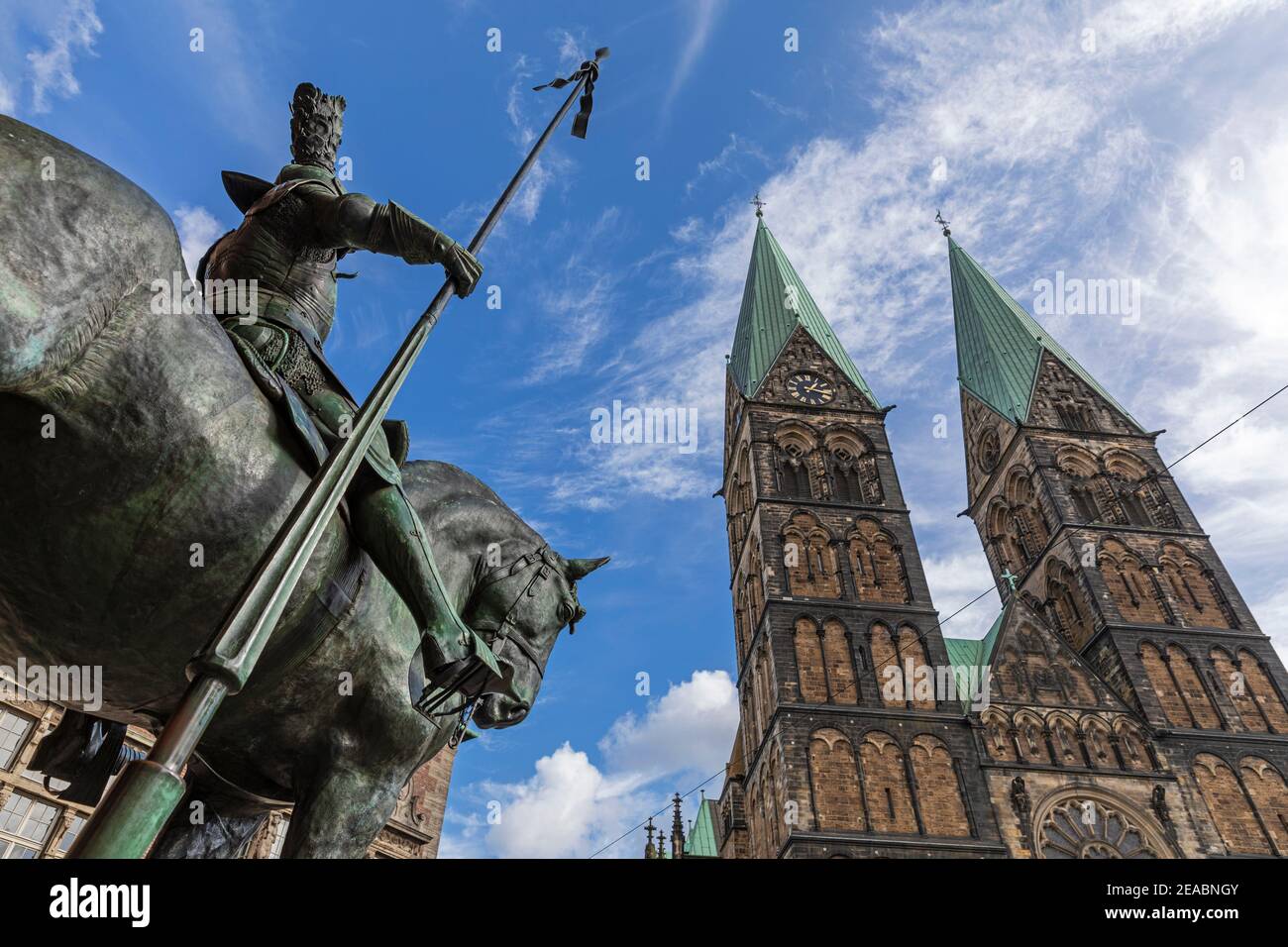 Vecchio municipio, portale est, Cattedrale di Brema San Petri, uno dei due cavalieri corazzati a cavallo, 'araldi', dallo scultore Rudolf Maison, Brema, Foto Stock