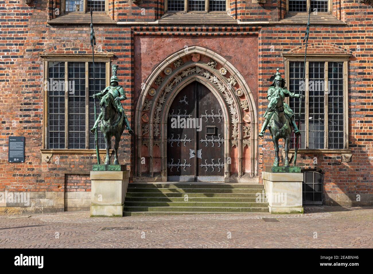 Antico municipio, portale est, ingresso, due cavalieri armati a cavallo, 'Herolde', dello scultore Rudolf Maison, Brema, Foto Stock
