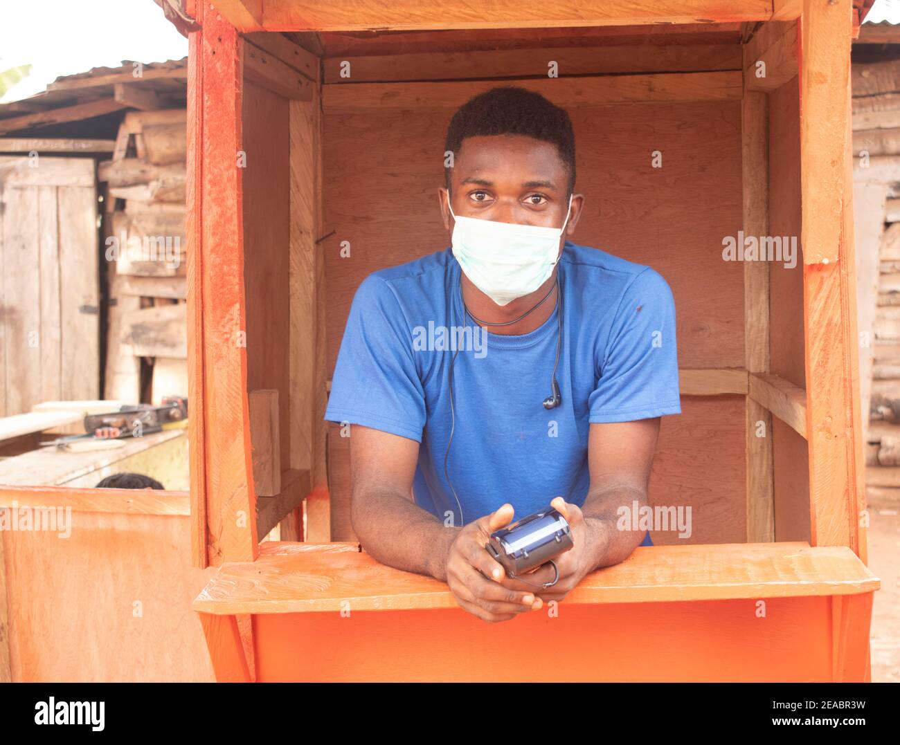 un giovane uomo d'affari africano che usa una macchina pos Foto Stock