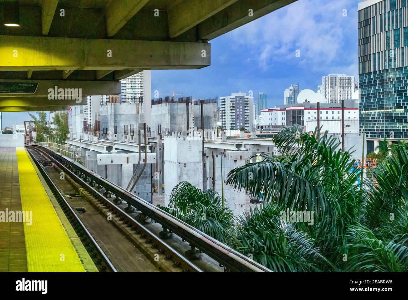 Piattaforma di Metrorail del Centro governativo nel centro di Miami, Florida. Foto Stock