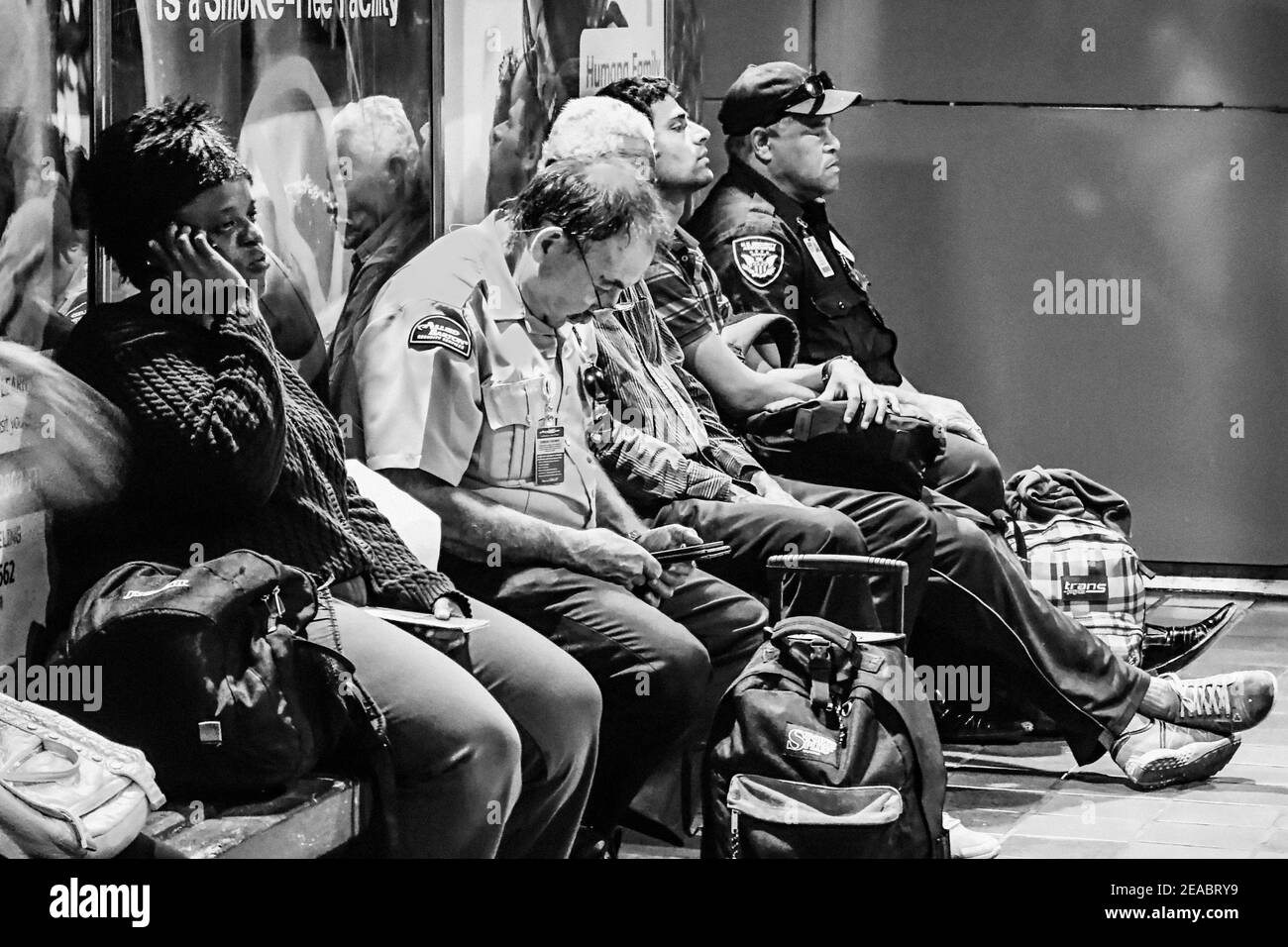 Passeggeri in tarda serata in attesa di un treno sulla piattaforma Metrorail del Government Center nel centro di Miami, Florida. Foto Stock