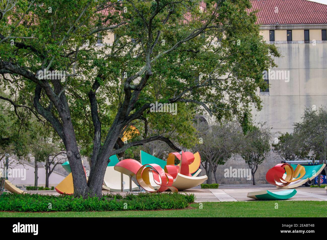 Scultura "Droped Bowl with Scattered Slices and Peels" di Claes Oldenberg e Coosje Van Bruggen al Stephen P. Clark Government Center di downto Foto Stock