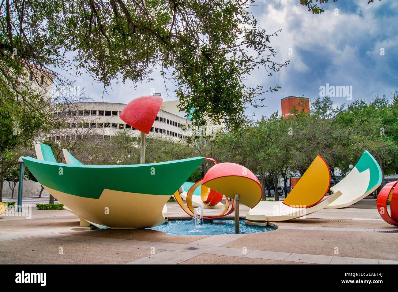 Scultura "Droped Bowl with Scattered Slices and Peels" di Claes Oldenberg e Coosje Van Bruggen al Stephen P. Clark Government Center di downto Foto Stock