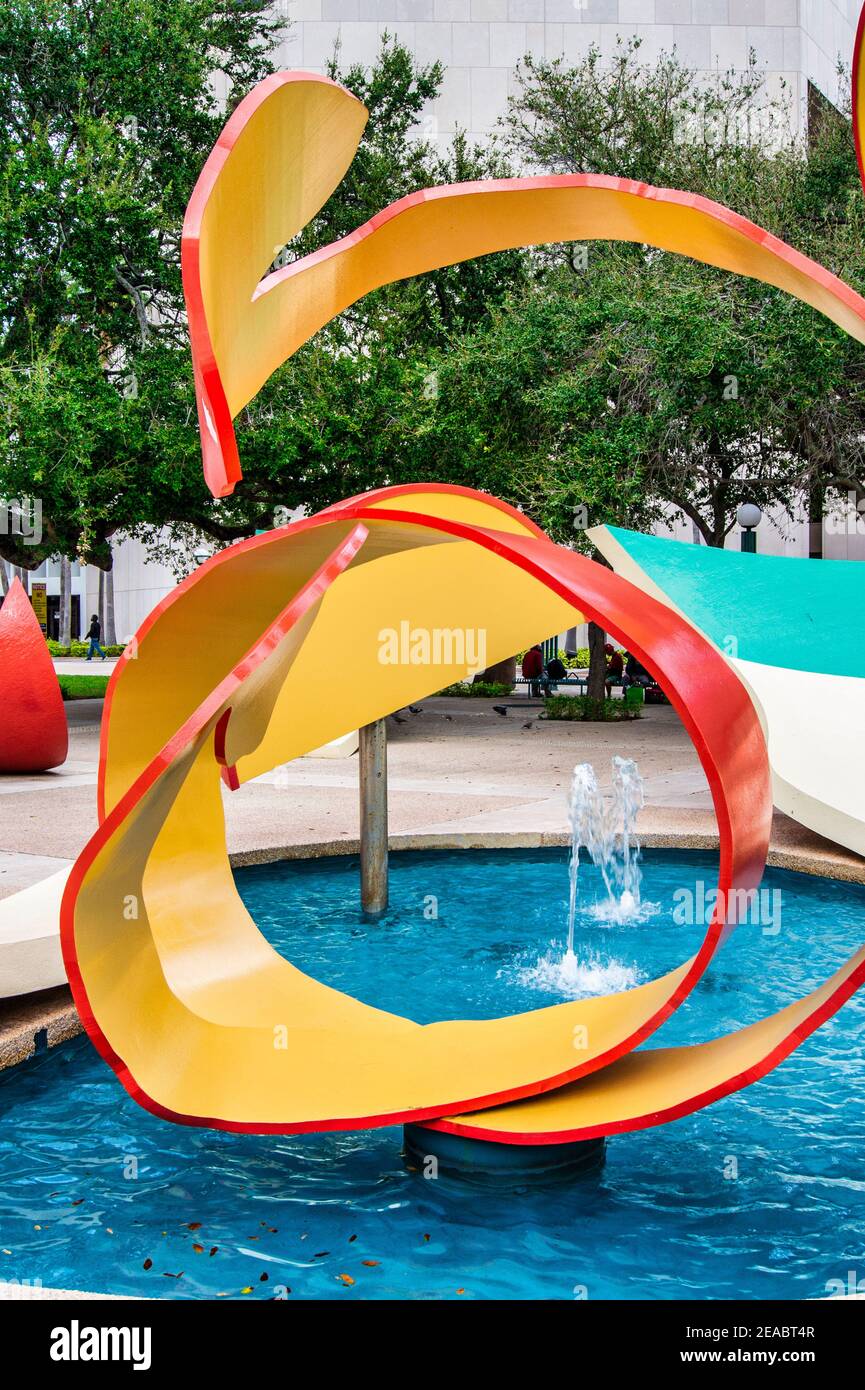 Scultura "Droped Bowl with Scattered Slices and Peels" di Claes Oldenberg e Coosje Van Bruggen al Stephen P. Clark Government Center di downto Foto Stock