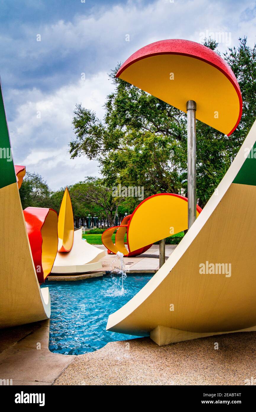 Scultura "Droped Bowl with Scattered Slices and Peels" di Claes Oldenberg e Coosje Van Bruggen al Stephen P. Clark Government Center di downto Foto Stock