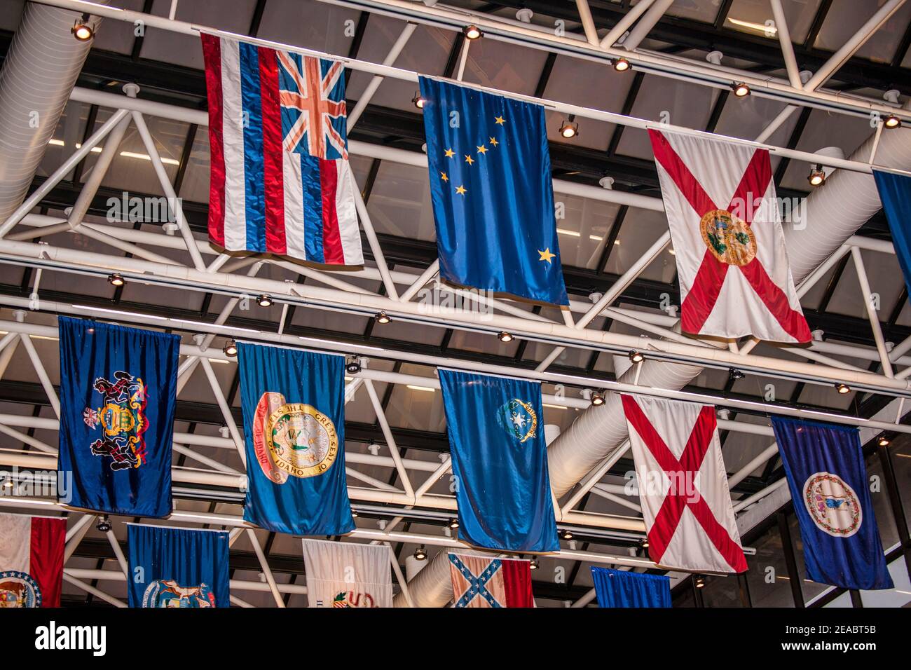 Le bandiere di stato sono appese sopra la lobby della stazione Metrorail del Government Center nel centro di Miami, Florida. Foto Stock