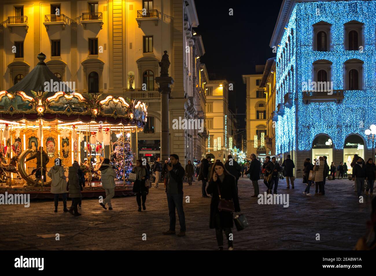 Facciata illuminata con giostra, Firenze Foto Stock