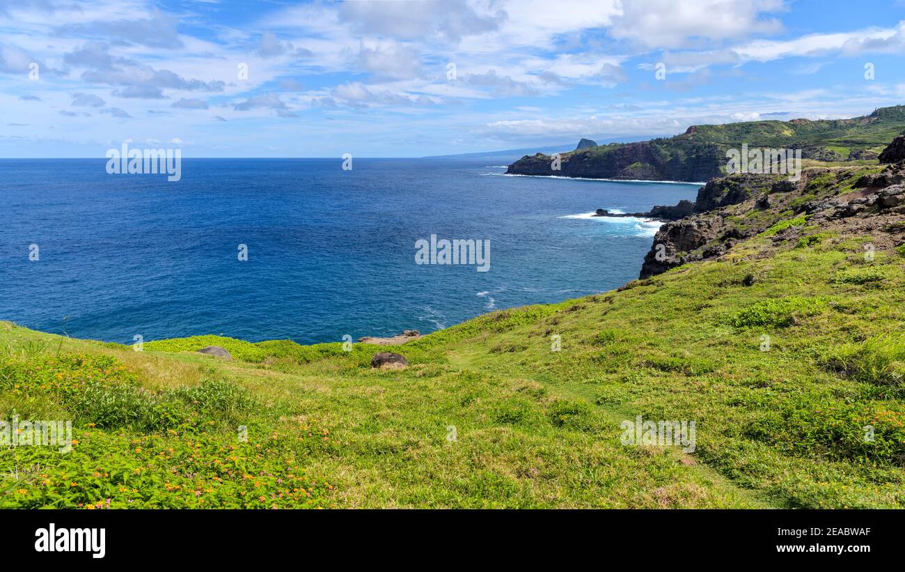 Poelua Bay - una vista panoramica della soleggiata e tranquilla Poelua Bay, all'estremità nord-est di Maui ovest. Hawaii, Stati Uniti. Foto Stock