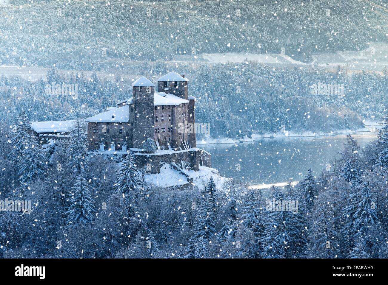 Cles Castello durante una nevicata pesante. Europa, Italia, Trentino Alto Adige, Val di non, Cles Foto Stock