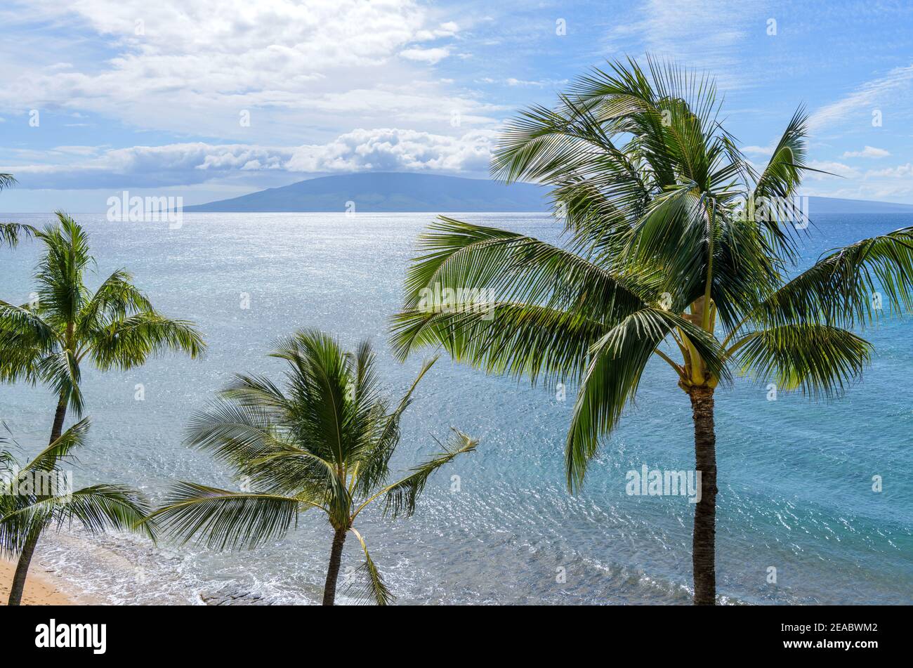 Isola tropicale - una giornata di sole luminoso sulla costa nord-occidentale dell'isola di Maui, con l'isola di Lanai all'orizzonte. Maui, Hawaii, Stati Uniti. Foto Stock
