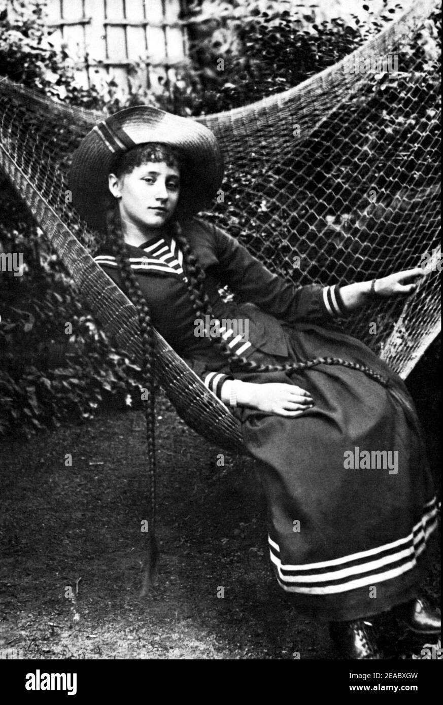 1888 : la celebre scrittrice francese COLETTE Willy ( 1873 - 1954 ) Quando era una bambina - SCRITTRICE - SCRITTORE - LETTERATO - LETTERATURA - LETTERATURA - amaca - cappello di paglia - personalità quando era bambino giovane - celebrità da giovani bambini - treccie - ritratto - ritratto ---- Archivio GBB Foto Stock