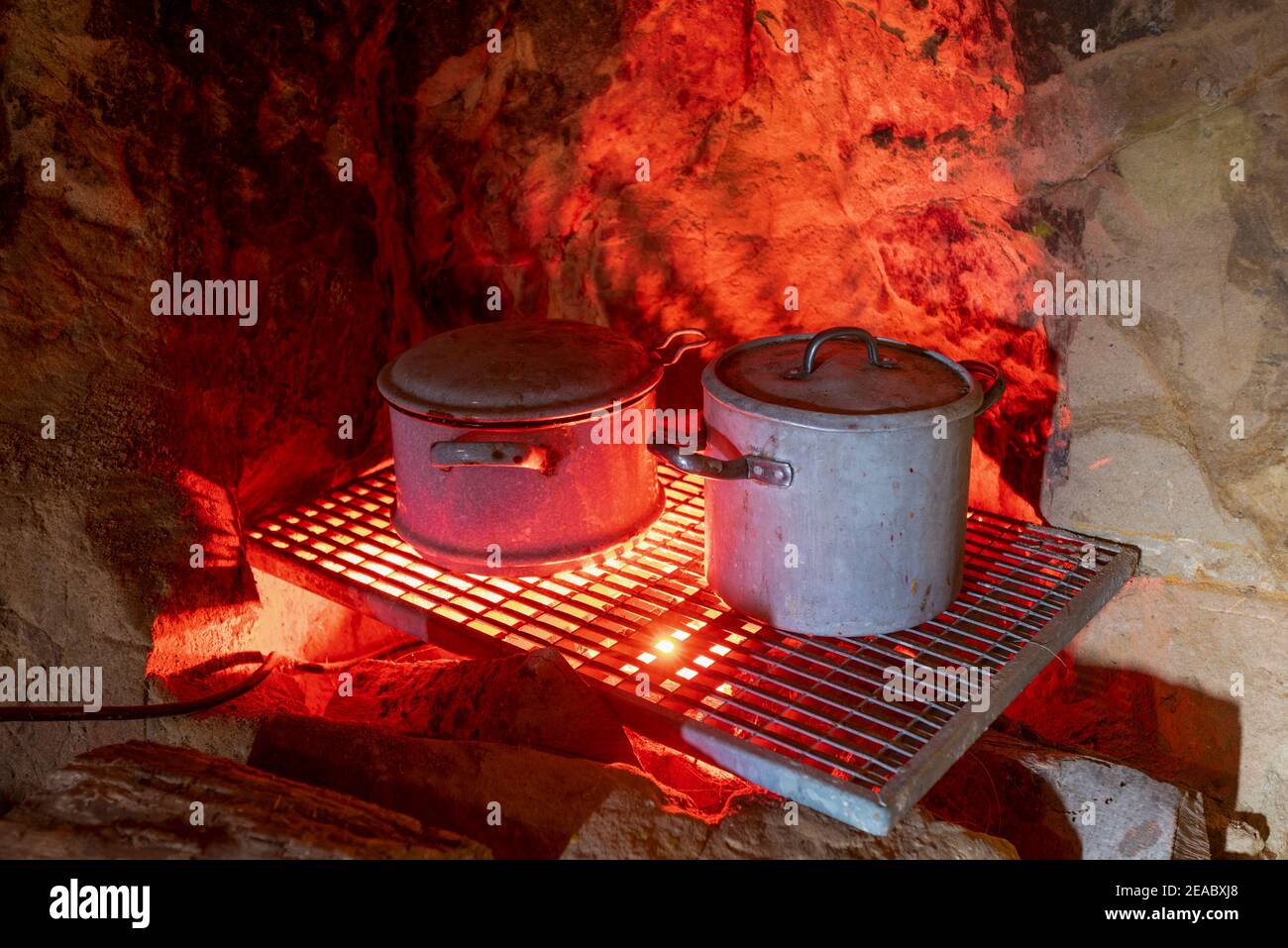 Germania, Sassonia-Anhalt, Langenstein, abitazione grotta con vecchi vasi, abitato fino al 1916, angolo cottura. Foto Stock